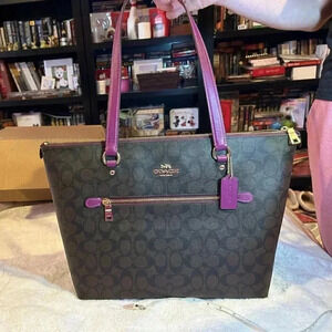 **SOLD** NWT Gallery Tote Bag In Signature Canvas